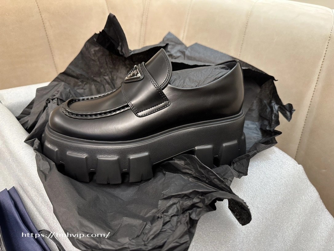 PRADA 브러시드 가죽 모놀리스 로퍼