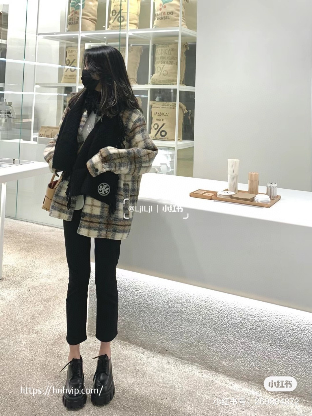 프라다 여성용 로퍼는 검은색