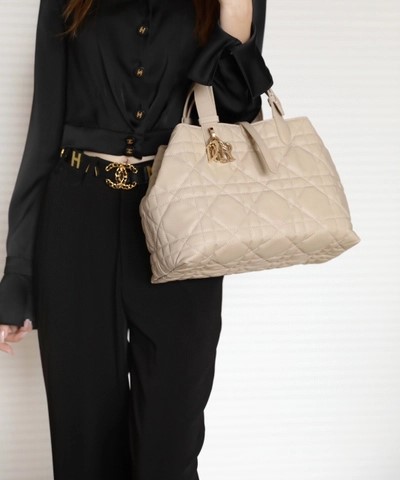 DIOR 미디엄 DIOR TOUJOURS BAGPowder 베이지 매크로 까나쥬 송아지 가죽 M2821OSHJ