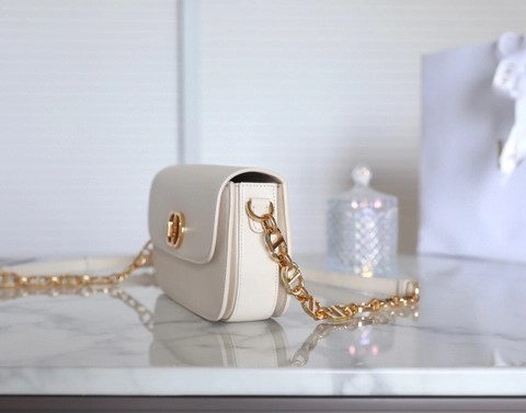 디올 30 몽테뉴 애비뉴 백 더스티 아이보리 박스 카프스킨 M9260UMOA