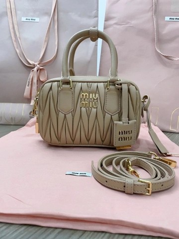 Miu Miu Arcadie 마틀라세 나파 가죽 백 5BB123 샌드 베이지 M1