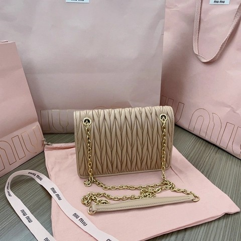 Miu Miu 5BP065 마테라세 나파 가죽 미니 백 샌드 화이트 M1