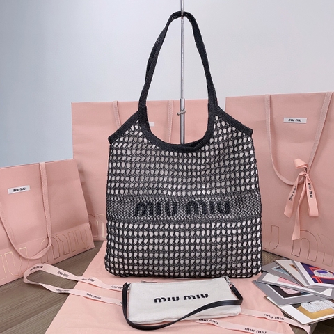 미우미우 5BG231 로고 프린트 우븐 토트백 블랙