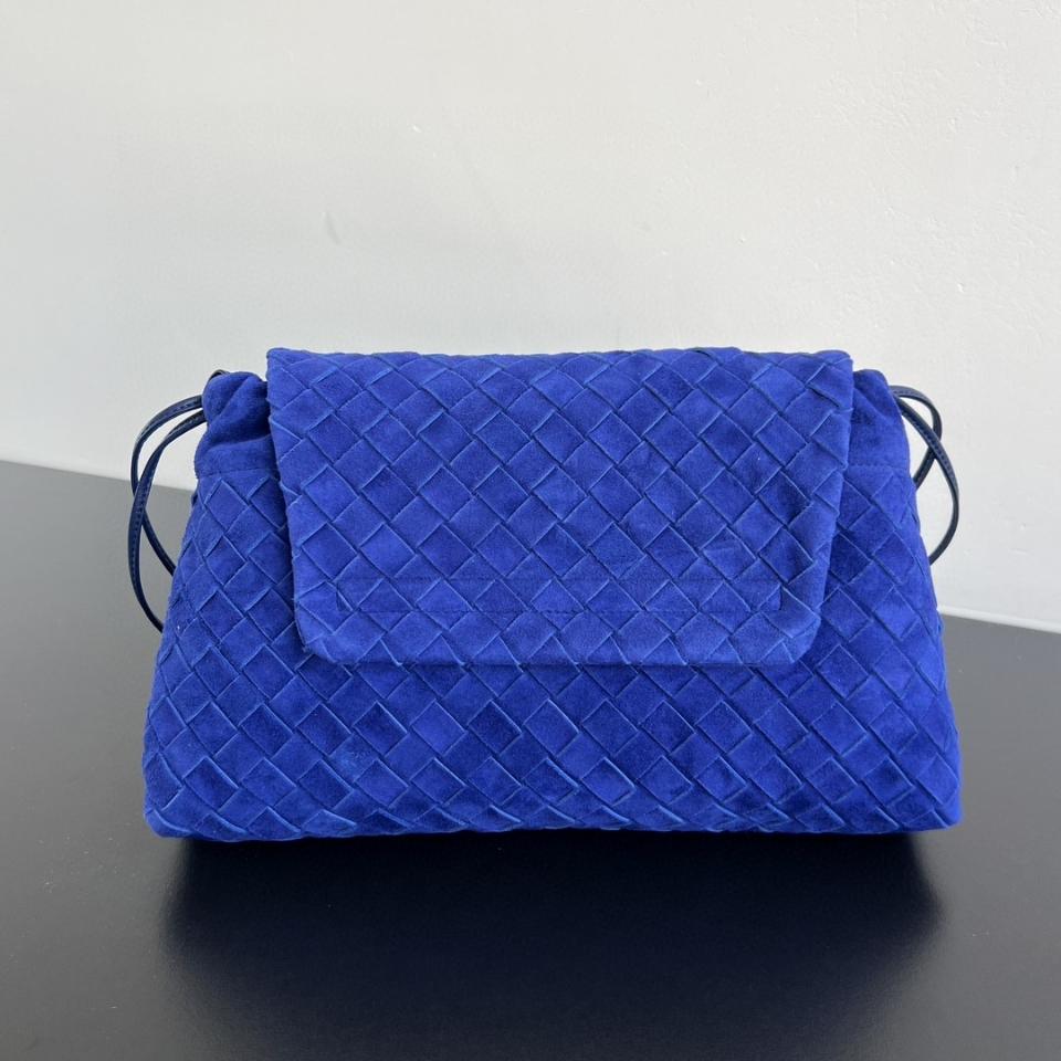 Bottega Veneta Giorno 인트레치아토 스웨이드 숄더백 블루 857657 33x19x8cm