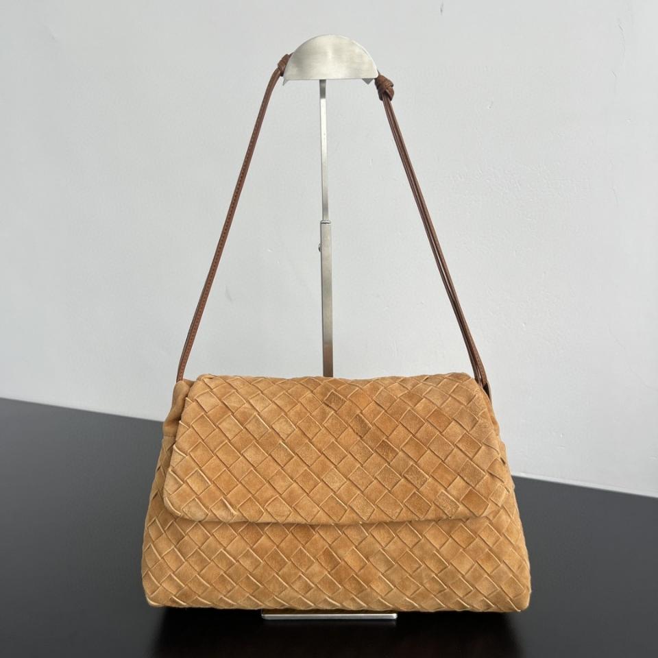 Bottega Veneta Giorno 인트레치아토 베이지 스웨이드 숄더백 857657 33x19x8cm