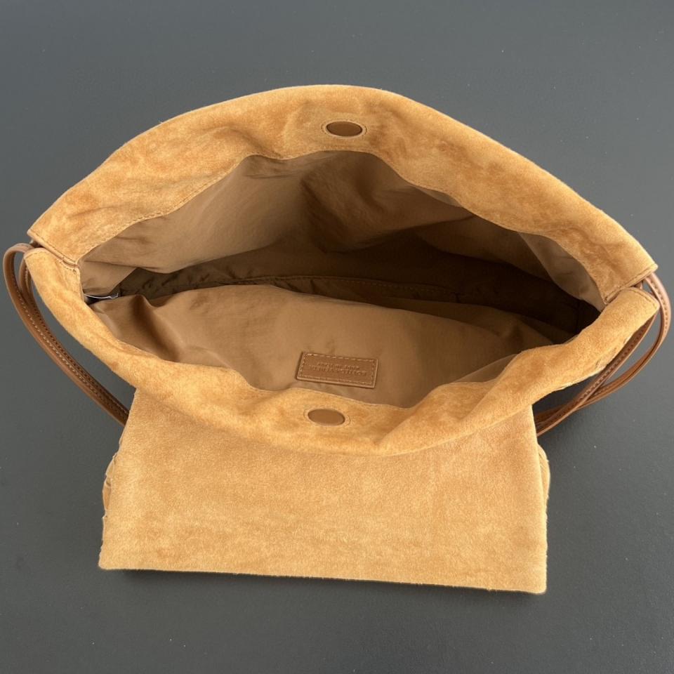 Bottega Veneta Giorno 인트레치아토 베이지 스웨이드 숄더백 857657 33x19x8cm