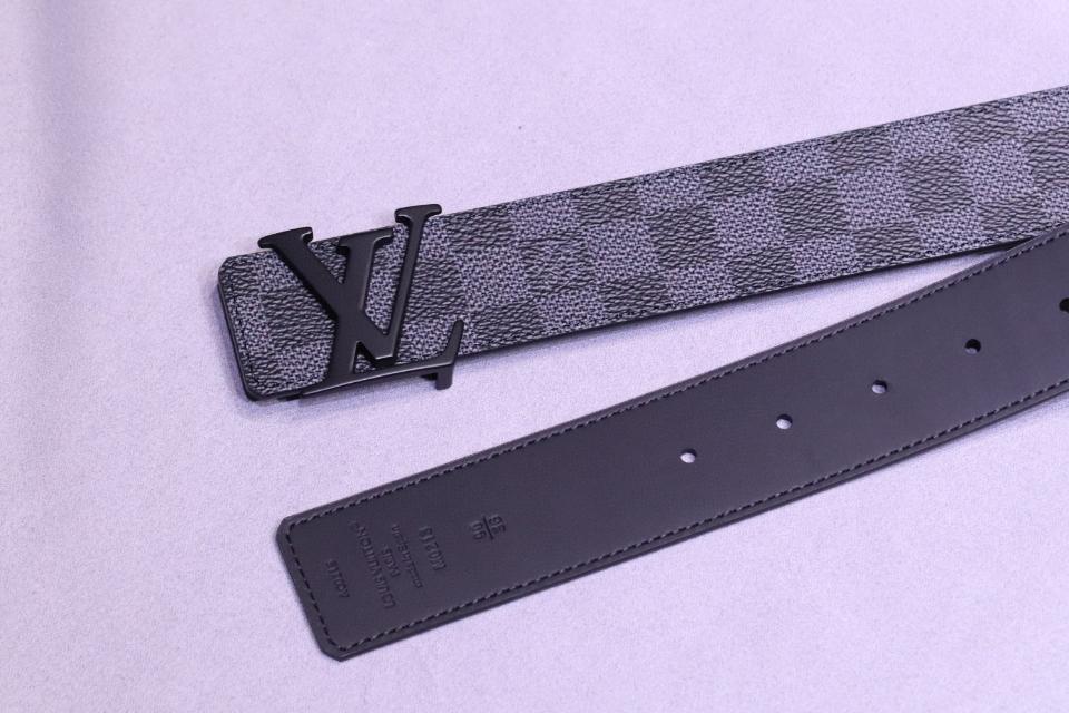 루이비통 M0213T LV 이니셜 40mm 리버서블 벨트 그래파이트